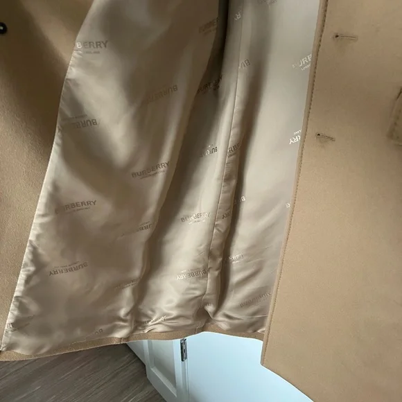 Burberry Beige/Tan Trench Coat Label Detail - Picture 12 of 16